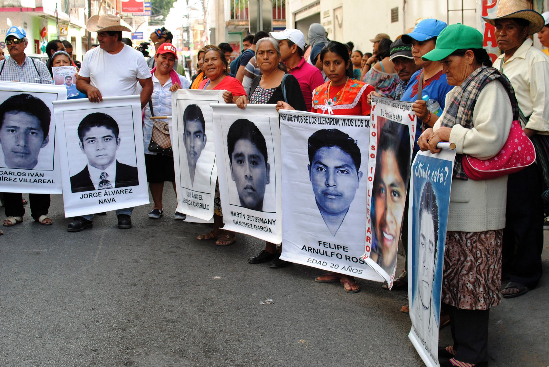 Padres de los 43 exigen a AMLO cumplir compromiso de campaña - normalistasint