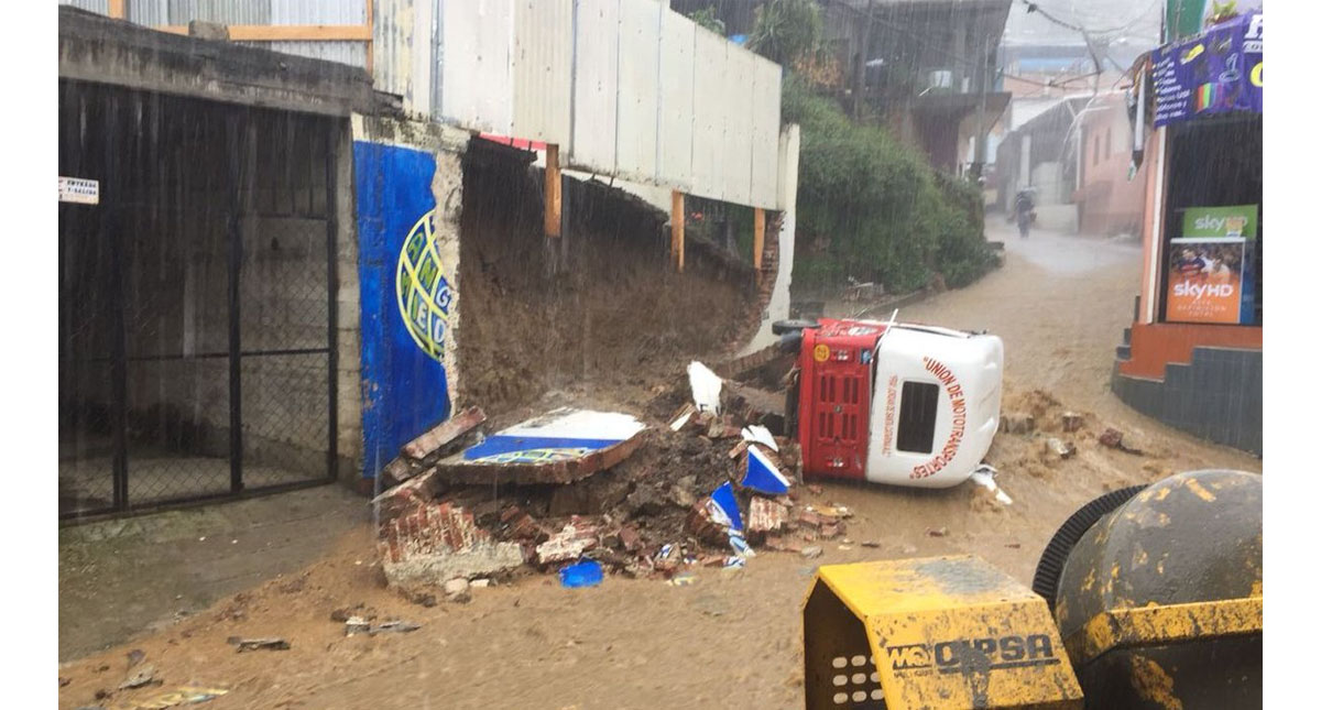 Lluvias provocan caída de barda en Oaxaca
