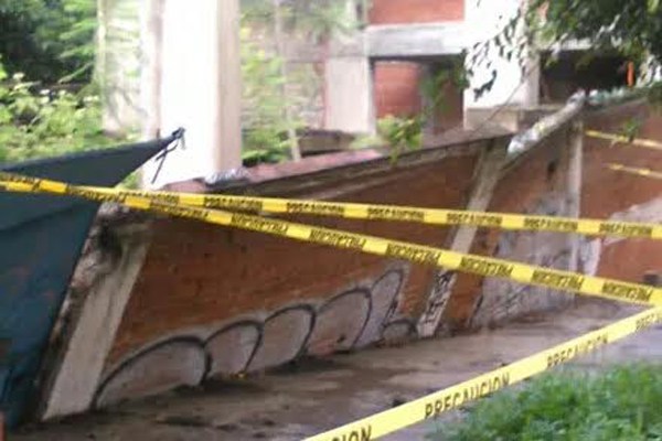 Lluvias provocan caída de barda en Oaxaca - oaxacaint