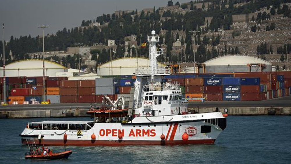 Llega a Barcelona barco de ONG con 60 migrantes rescatados