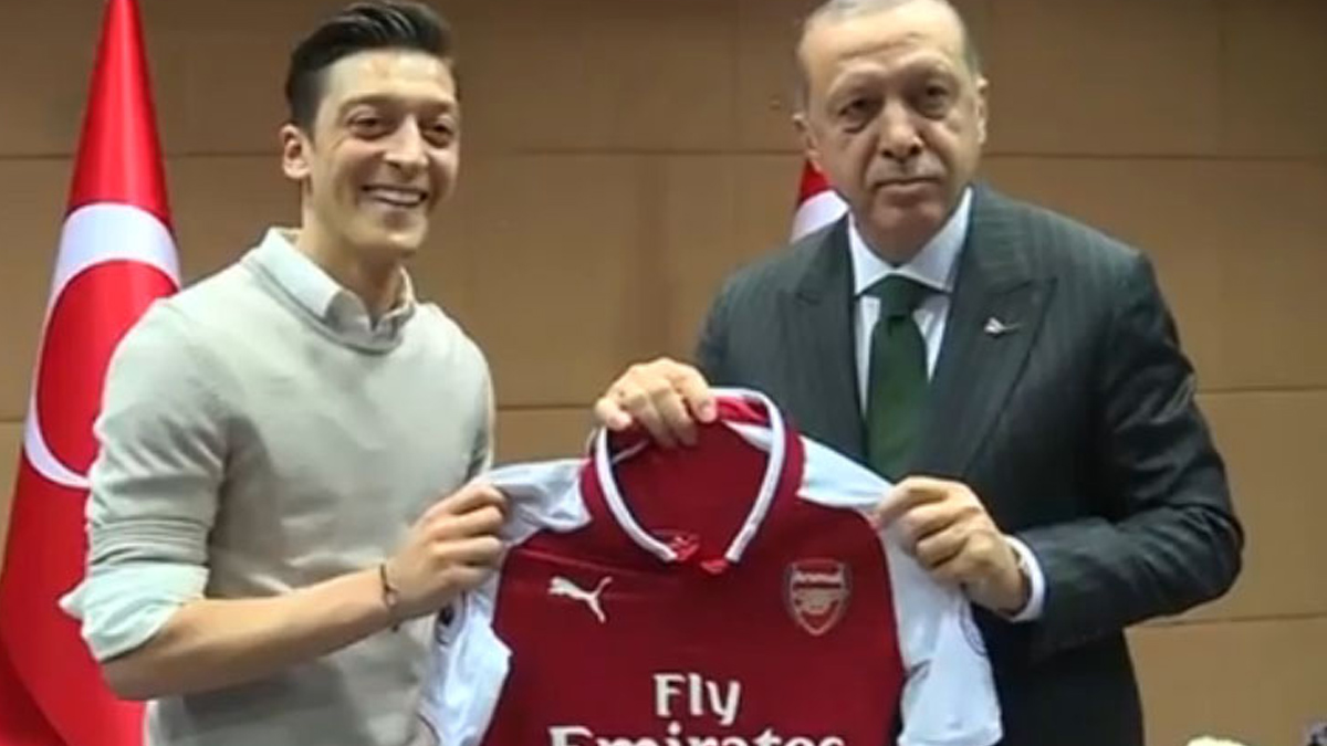 Erdogan apoya salida de Özil de la Selección de Alemania