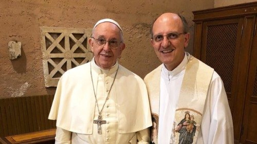 Papa Francisco sorprende a novios y los casa en el Vaticano - papa-francisco-con-el-padre-renato-dos-santos