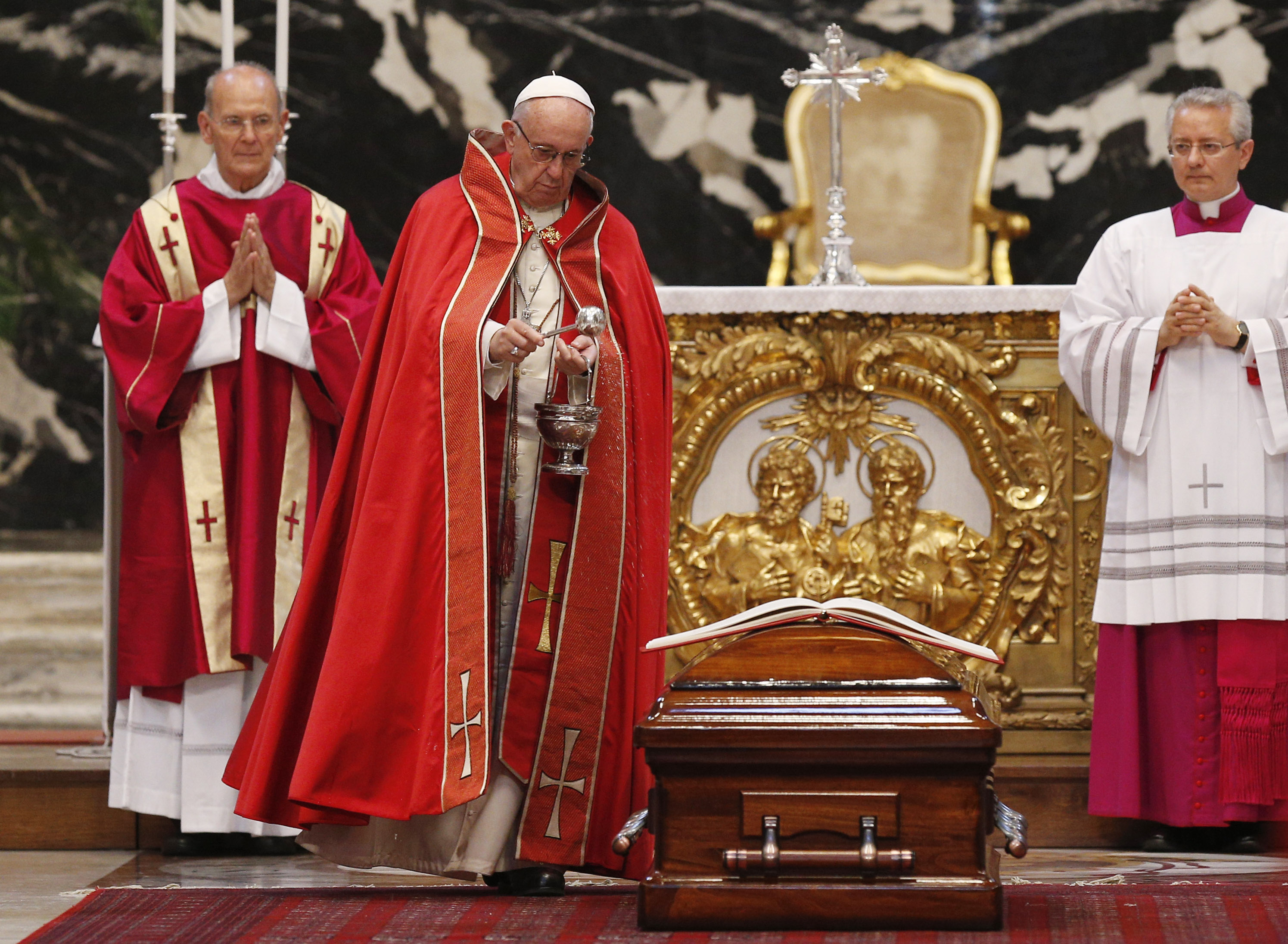 El papa da el último adiós al cardenal que lo anunció - papa-francisco-funeral-tauran