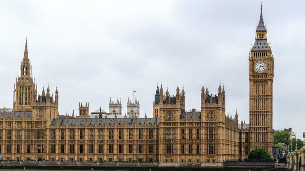 Parlamento británico propone impuesto contra ‘fake news’