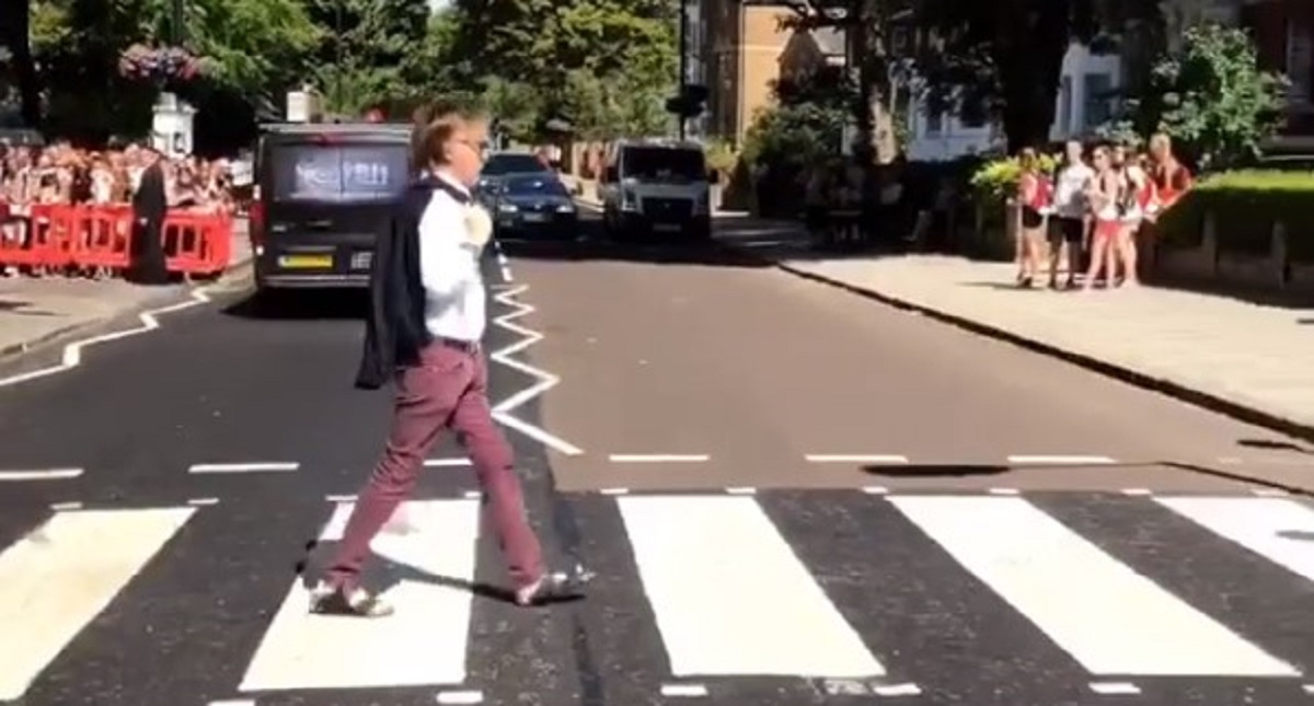 #Video Paul McCartney recrea portada del disco Abbey Road