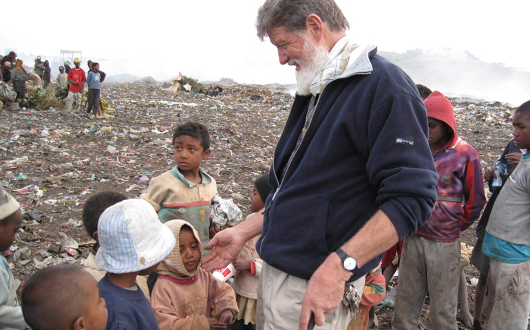 El sacerdote que se rebeló a la pobreza en Madagascar - pedro-opeka-pobreza-madagascar