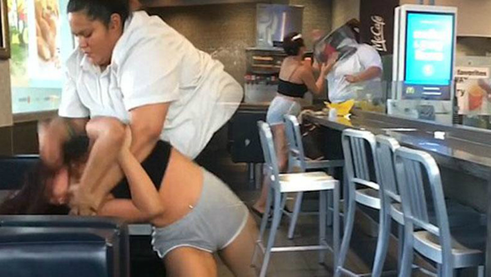 #Fotos Brutal golpiza de trabajadora de McDonald’s a cliente