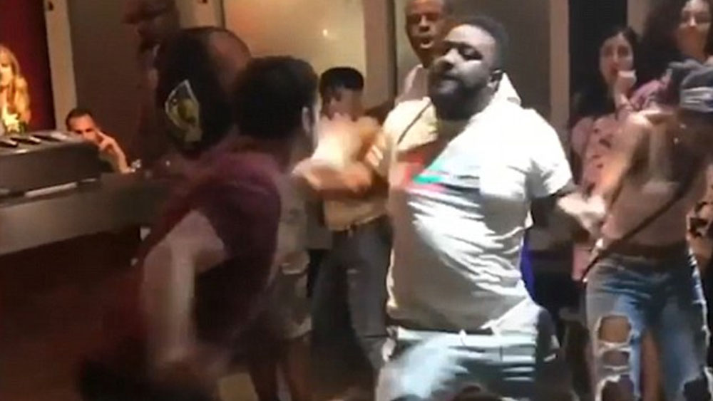 #Video Hombre provoca pelea en restaurante tras meterse a fila