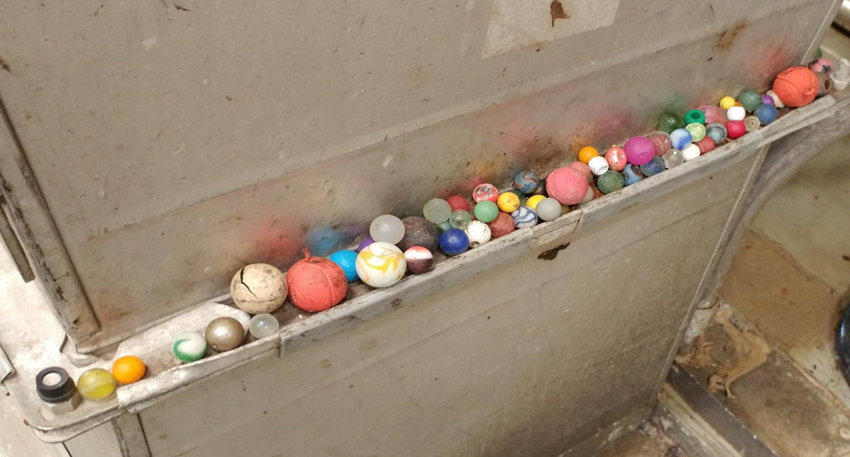 Recuperan juguetes, celulares y tarjetas de crédito del drenaje - pelotas-en-el-drenaje-de-ohio