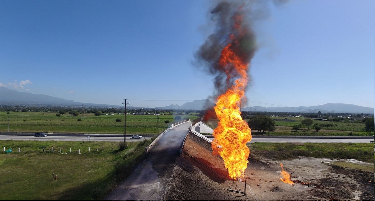 Pemex combate incendio en ducto por toma clandestina con equipos By-Pass