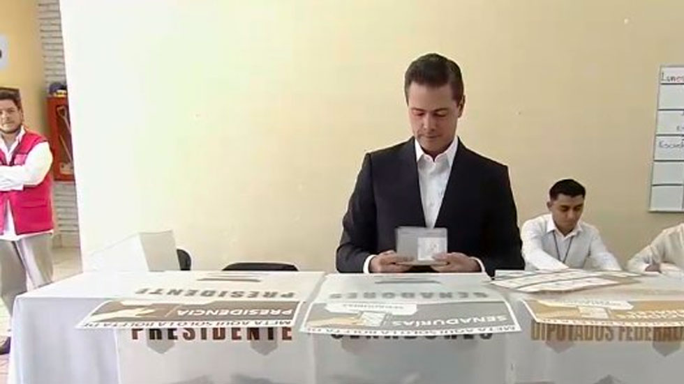 #Video Enrique Peña Nieto vota como presidente por última vez