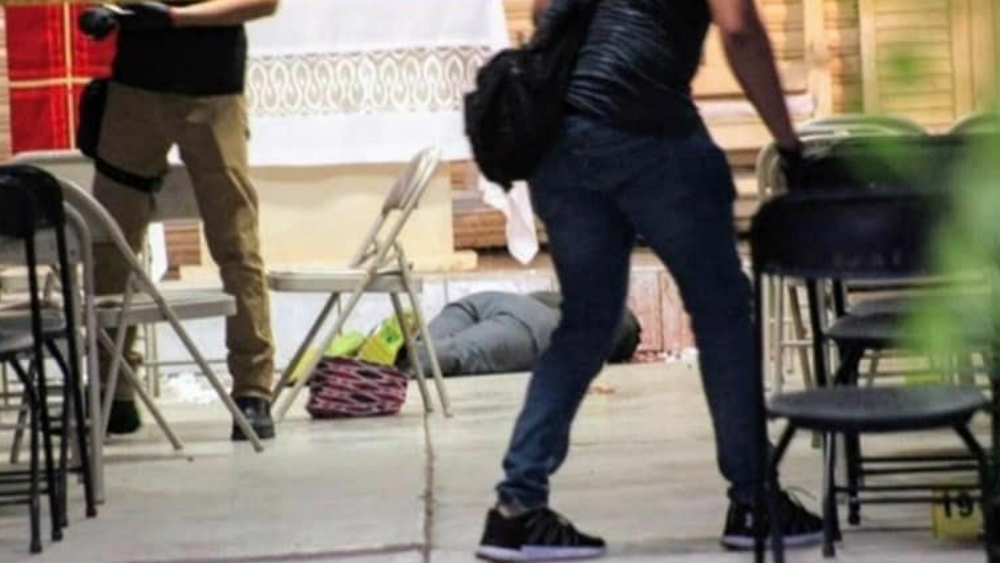 Comando mata a piloto aviador en iglesia de Sonora y frente a su hijo