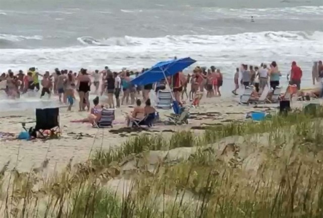 #Video Realizan cadena humana para rescatar a bañistas