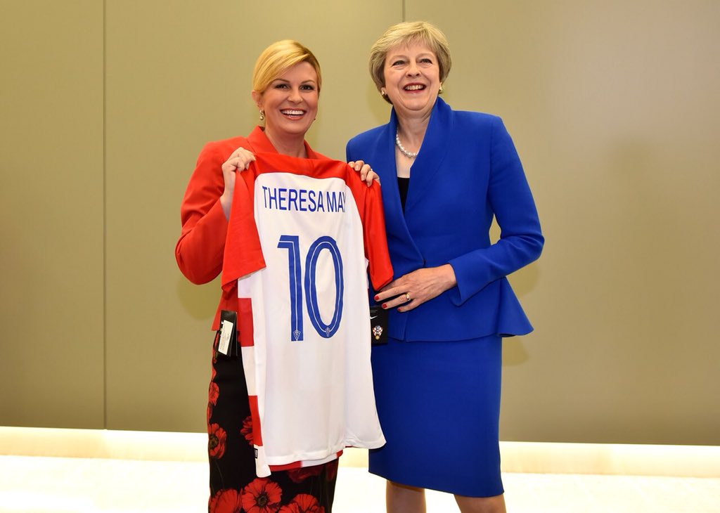 Presidenta croata regala playeras de su selección a Trump y Theresa May - playera-croacia-theresa-may