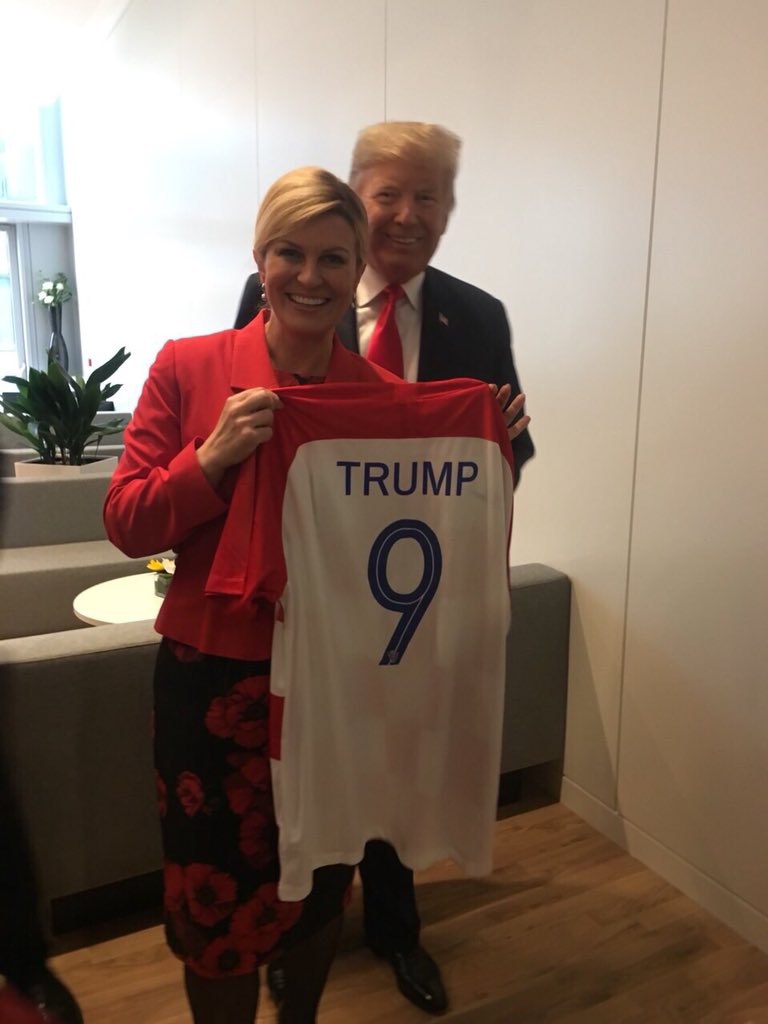 Presidenta croata regala playeras de su selección a Trump y Theresa May - playera-croacia-trump