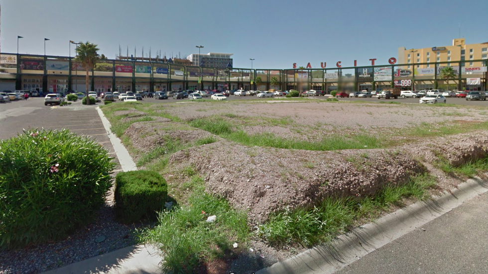 Padres dejan encerrado a su hijo en auto mientras están en un bar