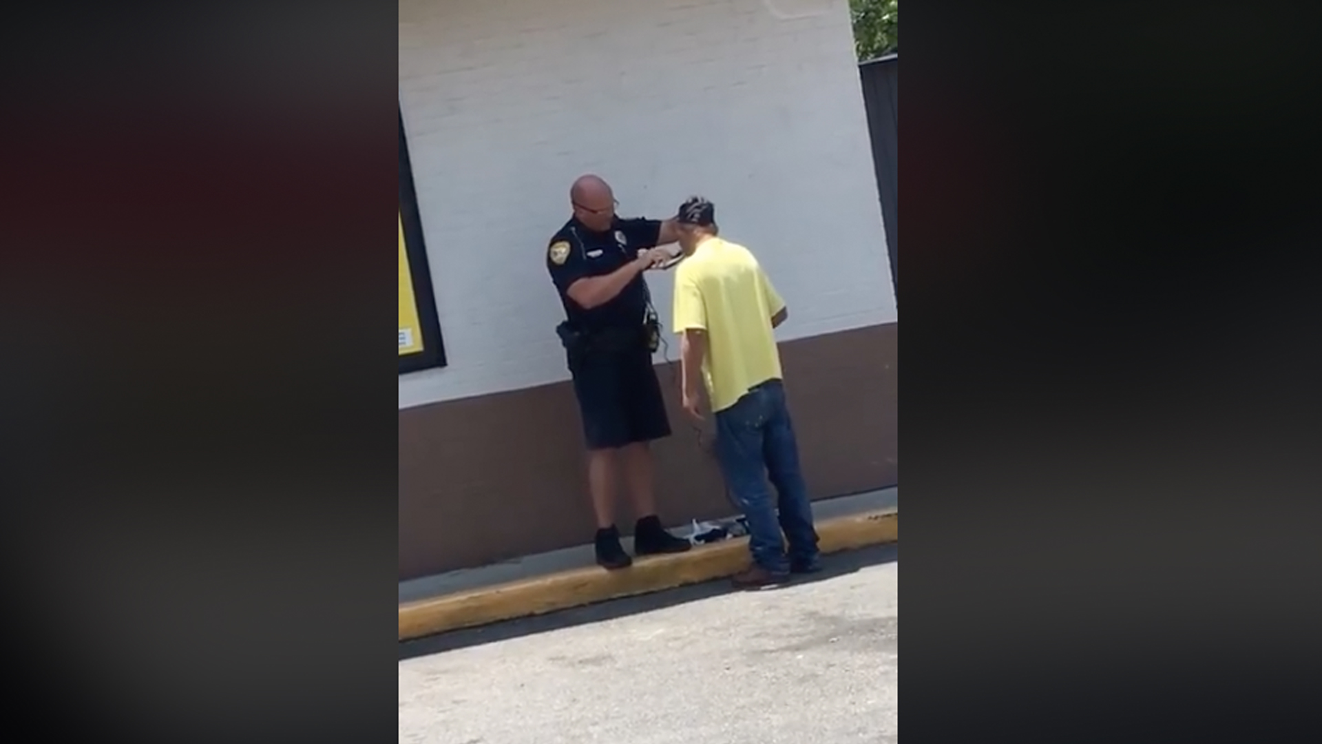 #Video Policía ayuda a indigente a afeitarse para conseguir trabajo