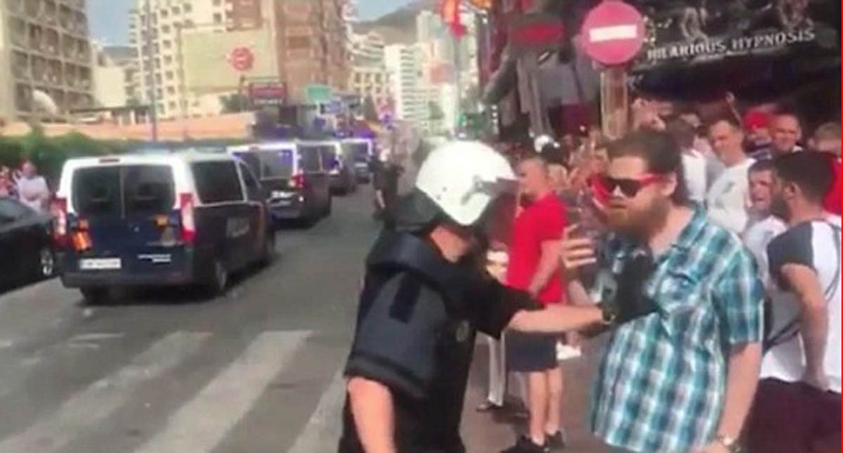 #Video Policía golpea a padre que cargaba a su hijo en festejos de futbol - policia-golpea-a-padre-que-cargaba-a-su-hijo-en-festejos-mundialistas-en-espana