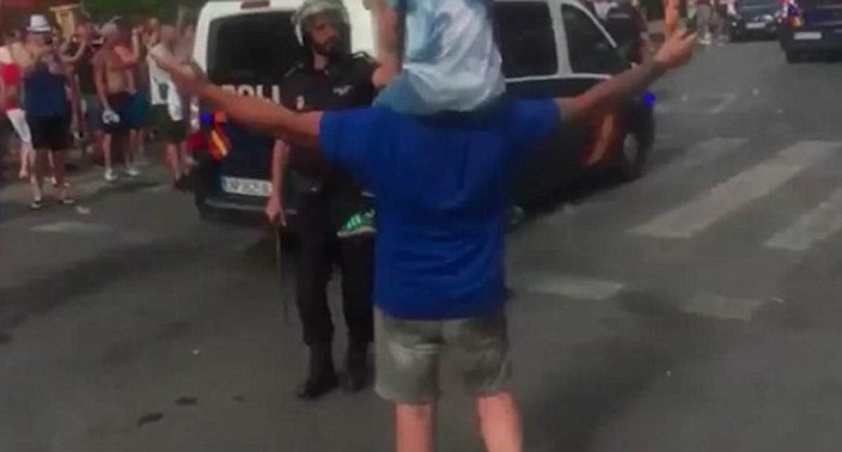 #Video Policía golpea a padre que cargaba a su hijo en festejos de futbol