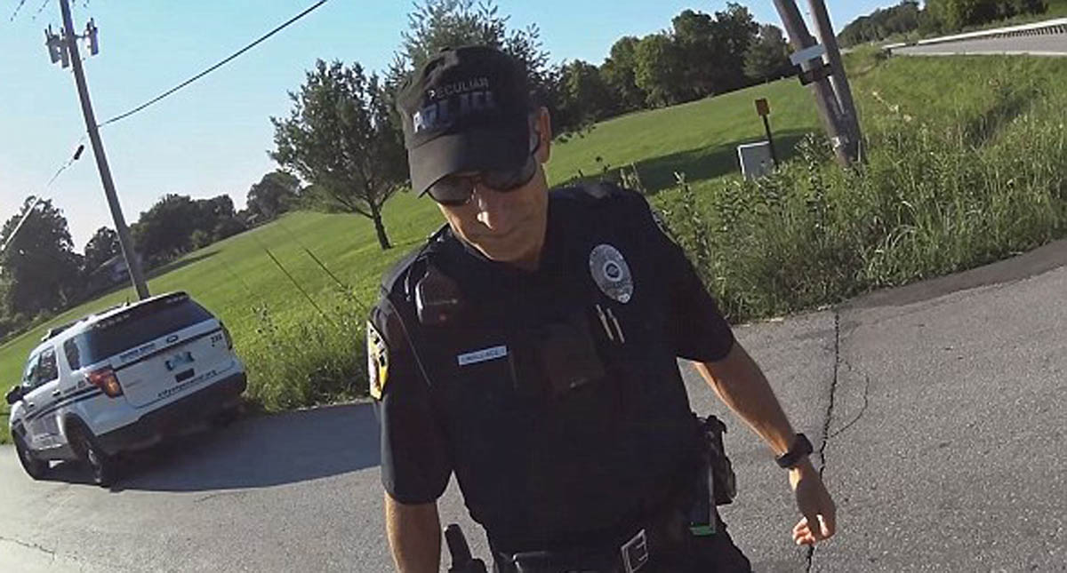 #Video Policía impacta a ciclista por conducir mirando el celular