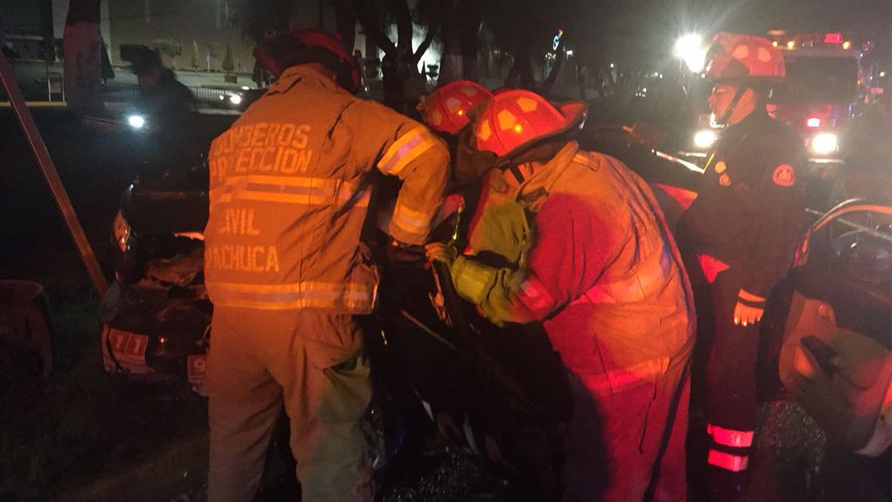 Ebrio choca contra patrulla y deja dos policías heridos en Pachuca