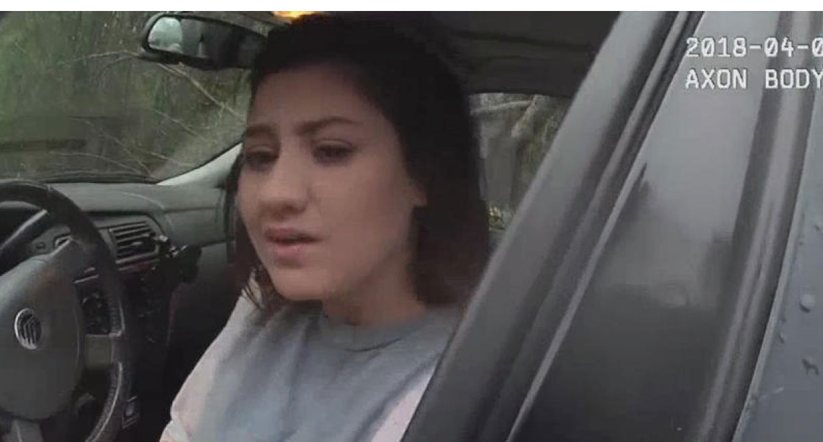 Policías de EE.UU deciden situación legal de una detenida con un volado