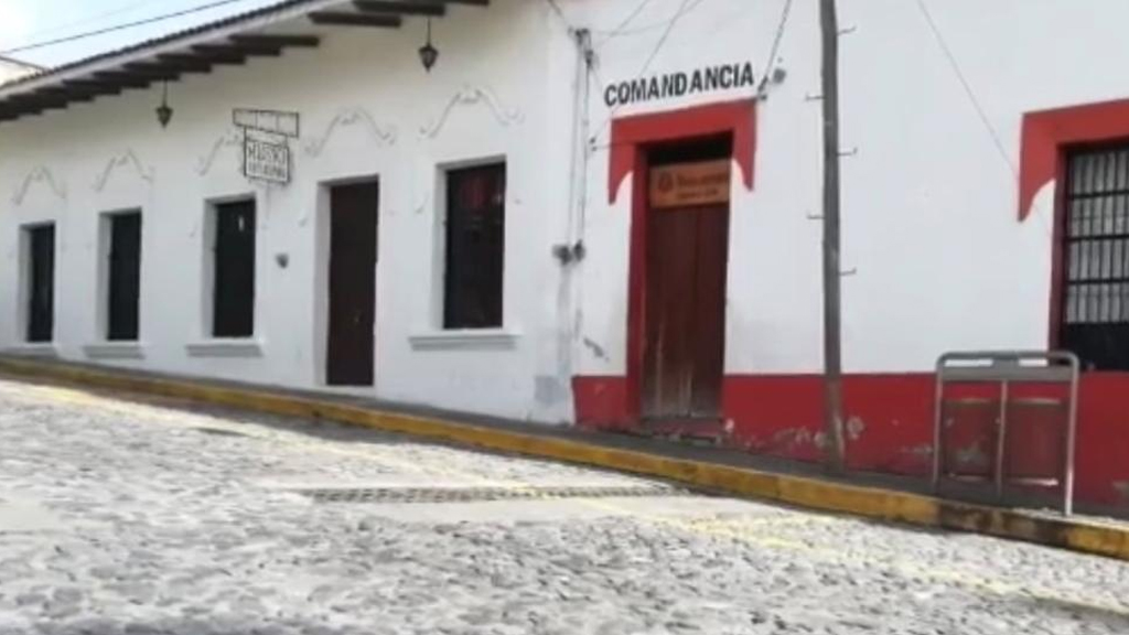 Retienen a policías por detención de sujeto en Tetelzingo, Veracruz