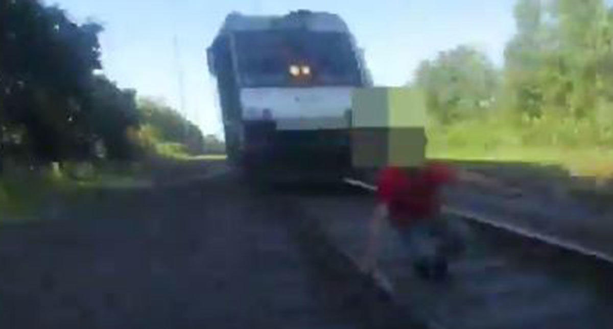#Video Policía salva a hombre que iba a ser arrollado por un tren