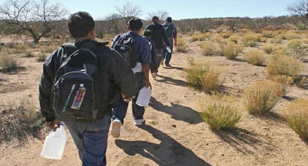 Polleros cruzan a indocumentados hacia EE.UU. vía WhatsApp