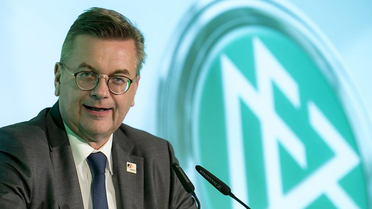 Presidente de la Federación Alemana lamenta no haber defendido a Özil