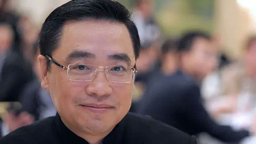 Muere presidente de conglomerado chino tras caer al tomarse fotos