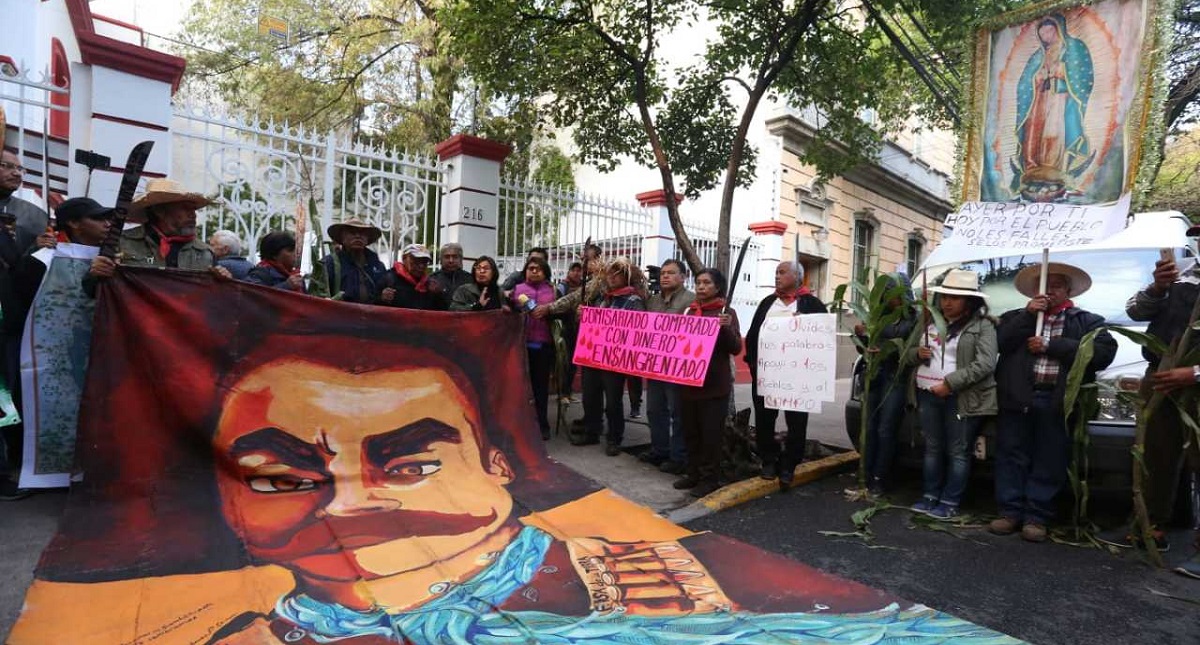 Protestan contra el NAIM afuera de casa de transición de AMLO Protestan contra el NAIM afuera de casa de transición de AMLO