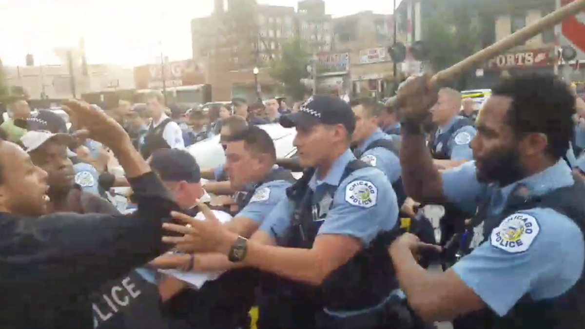 Policías se enfrentan a manifestantes en Chicago