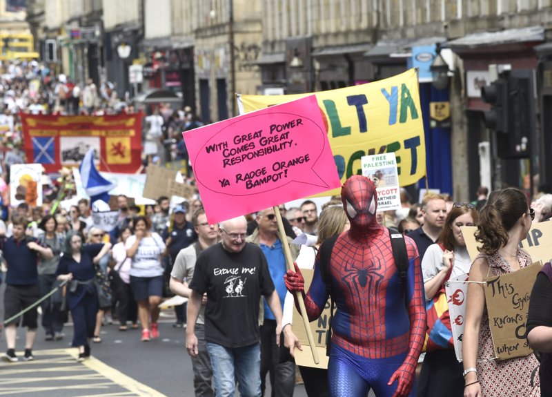 #Video Protestan durante visita de Trump a Escocia - protestas-escocia-trump3