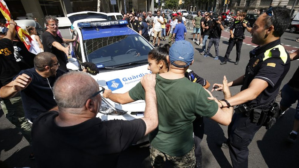 Taxistas de Barcelona continúan huelga tras episodios de violencia