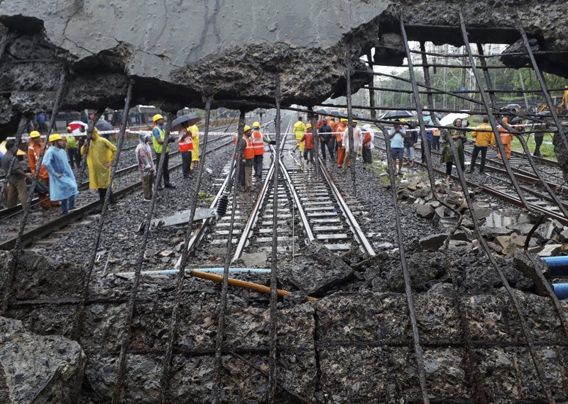 Colapso de puente peatonal en India deja cinco muertos - puente-peatonl-india