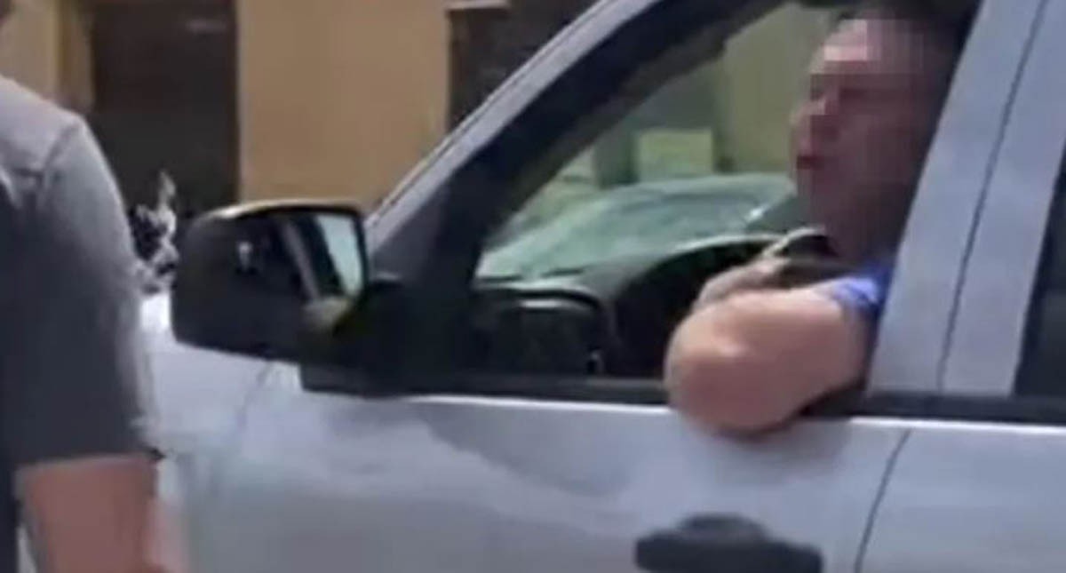 #Video Racista amenaza a pareja de origen indio con matar a sus hijos