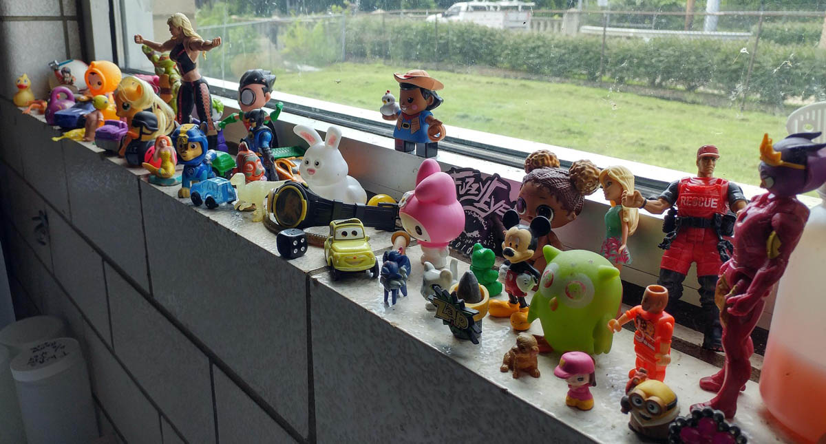 Recuperan juguetes, celulares y tarjetas de crédito del drenaje