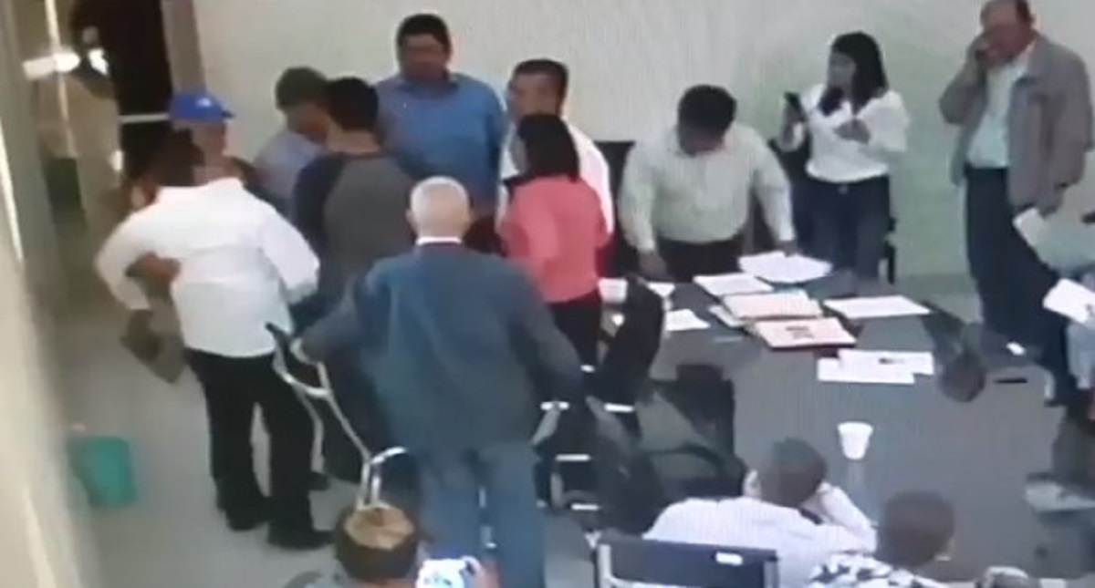 #Video Captan agresión de regidor a abogado en Michoacán