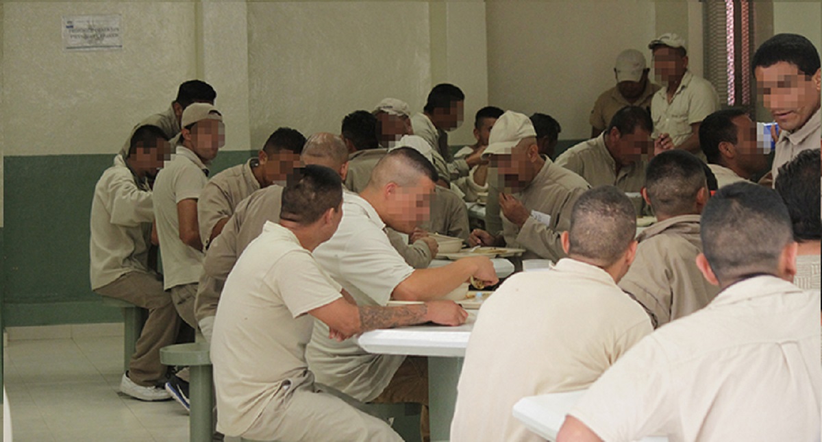 Reos de Aguascalientes ganan amparo contra comida con bacterias y hongos