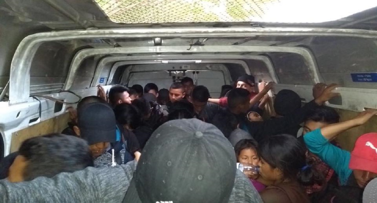 Rescatan a 53 migrantes abandonados dentro de camioneta en Tabasco