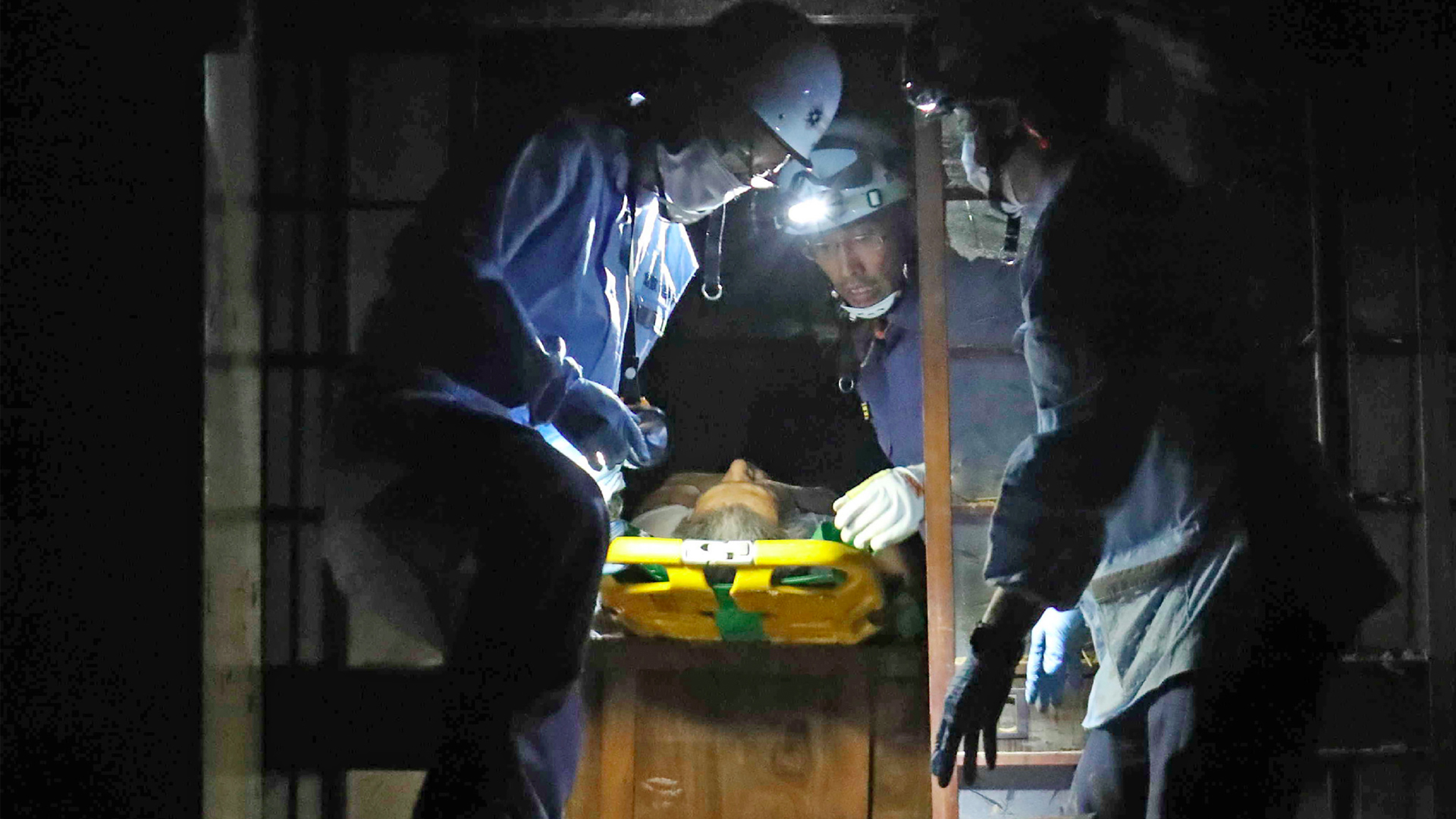 Sube a 141 el número de muertos en Japón, continúa la búsqueda - rescatistas-japon-lluvias