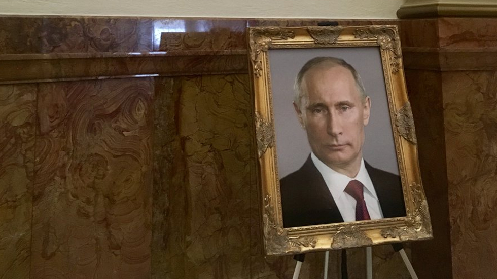 Bromista coloca retrato de Putin donde debería ir el de Trump
