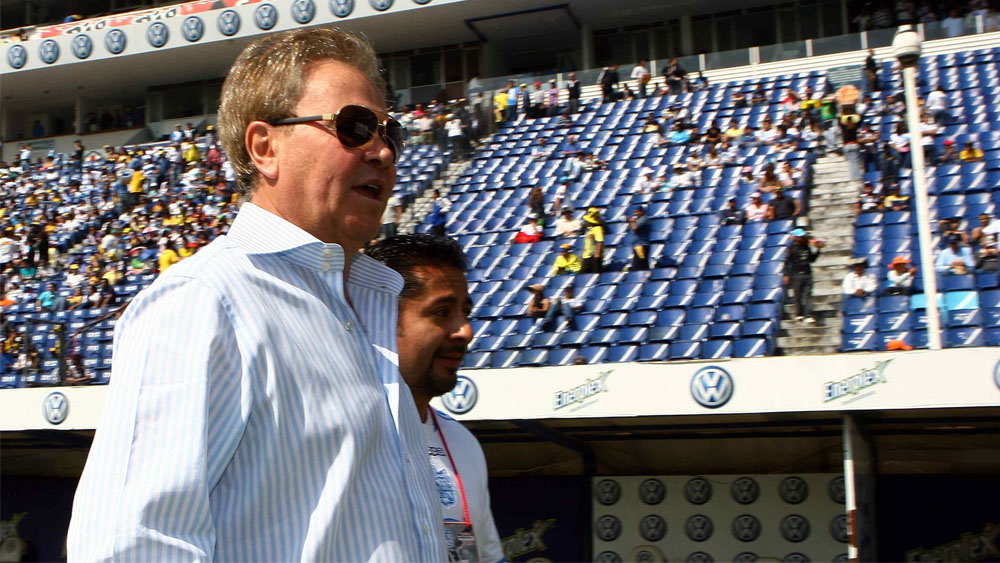 Ordenan aprehensión de exdueño del Puebla por fraude fiscal