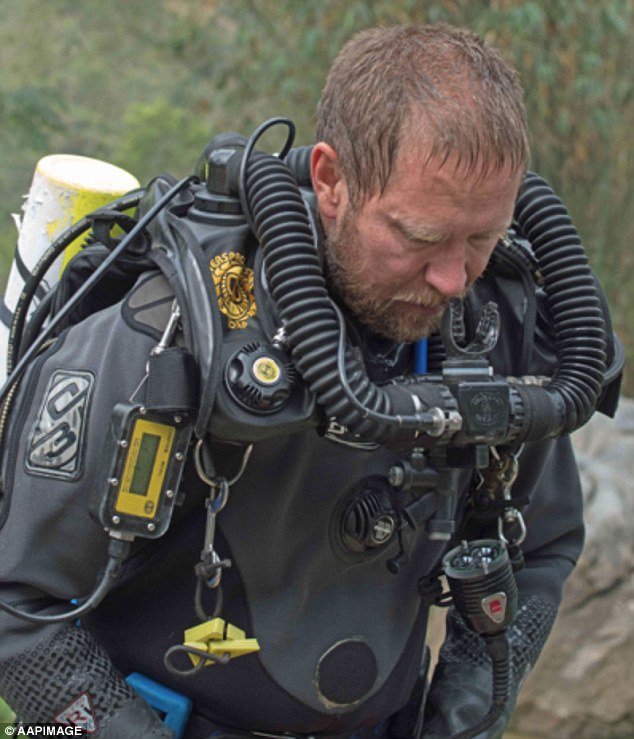 Muere padre del doctor que ayudó a salir a equipo de futbol de cueva en Tailandia - richard-harry-harris