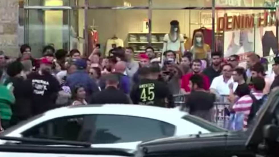 #Video Nueva riña entre manifestantes en estrella destrozada de Trump