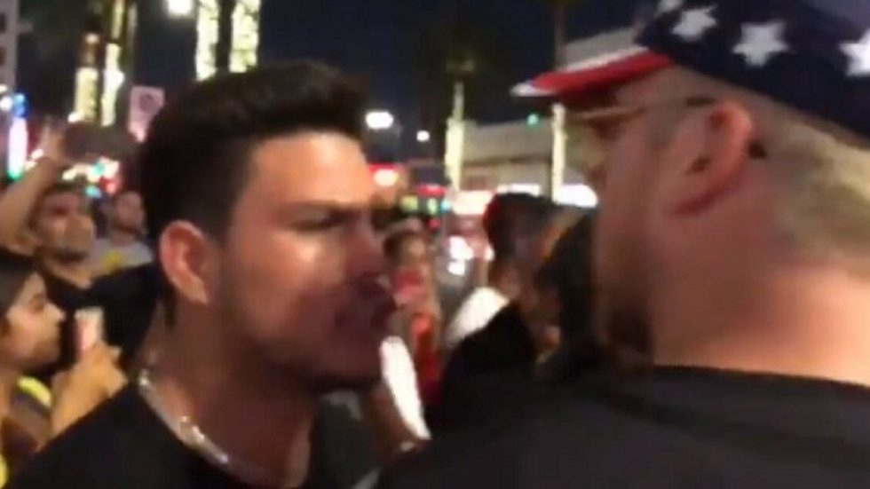 #Video Manifestantes protagonizan riña en estrella destrozada de Trump