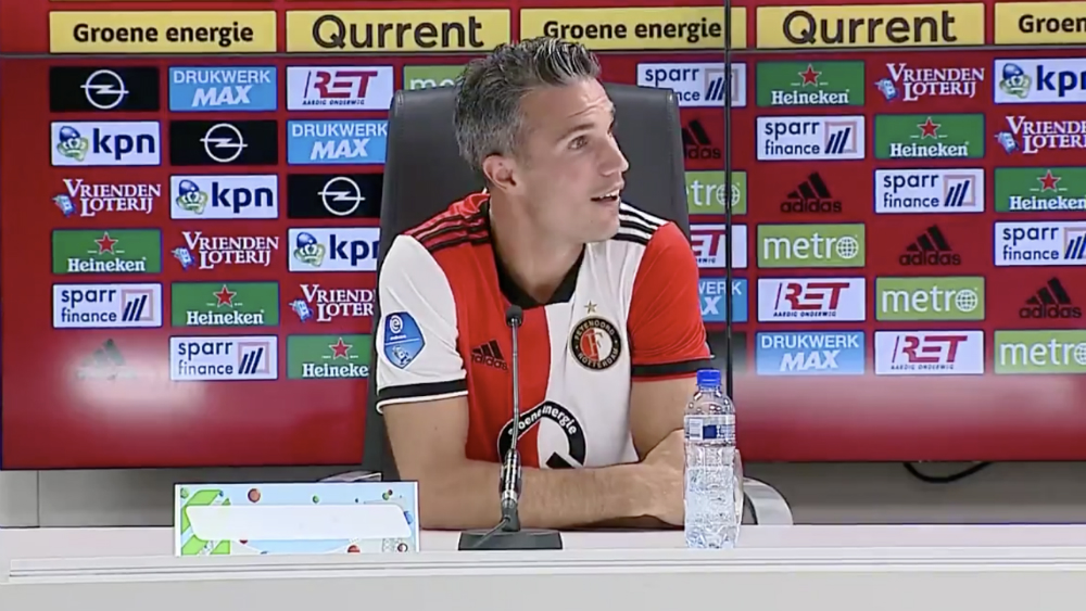 #Video Niño le pregunta a Van Persie si se puede casar con su mamá