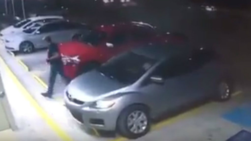 #Video Entra a tienda y ladrones roban objetos de su camioneta en Guanajuato