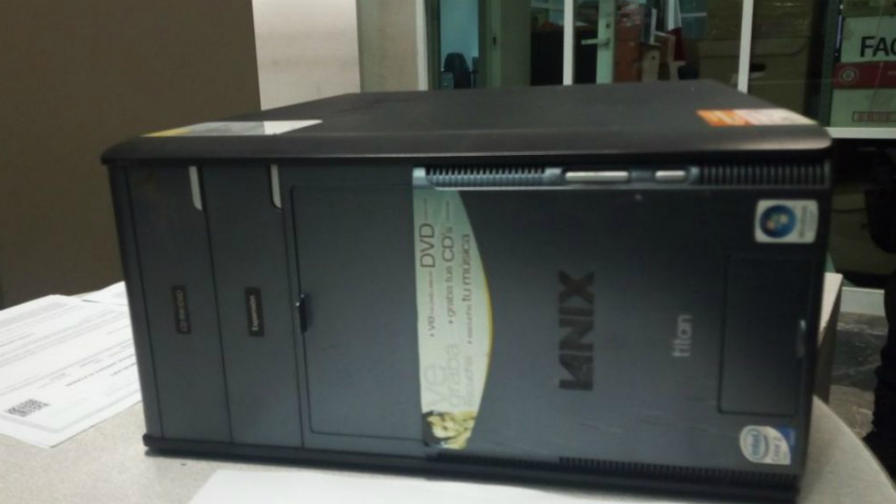 Sorprenden en Edomex a tres sujetos robando computadora en escuela